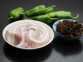 准备食材：五花肉、梅菜干、青椒等；