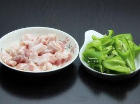 五花肉洗净切片，青椒洗净去蒂、去籽，切块，梅菜干洗净捞出；