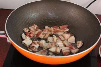 热锅，倒油，五花肉煸炒出油微黄，放生姜、酱油、盐炒出金黄色起锅；