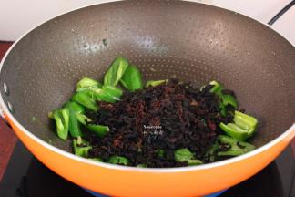 加入洗净的梅菜干；PS：梅菜干不需要泡水，泡水过的梅菜干味淡。