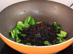加入洗净的梅菜干；PS：梅菜干不需要泡水，泡水过的梅菜干味淡。