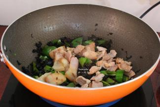 再把炒好的五花肉加入；