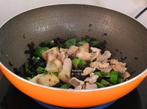 再把炒好的五花肉加入；