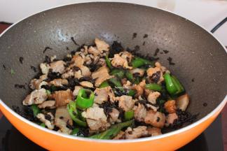 放盐、炒均即可。