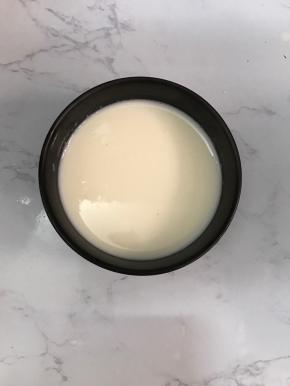 将过筛后的溶液倒入碗中。