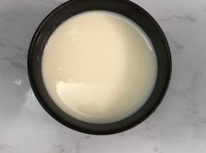 将过筛后的溶液倒入碗中。