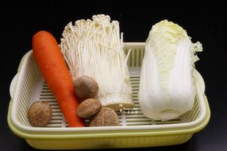准备食材：大白菜、金针菇、胡萝卜、香菇、辣椒等；