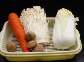 准备食材：大白菜、金针菇、胡萝卜、香菇、辣椒等；