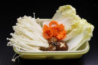 大白菜、金针菇分别洗净，香菇去头洗净，胡萝卜去皮，洗净，刻个花型；