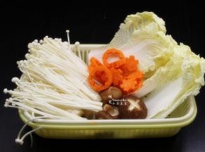 大白菜、金针菇分别洗净，香菇去头洗净，胡萝卜去皮，洗净，刻个花型；