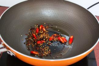 热锅，倒油，把辣椒、麻油爆香；