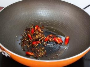 热锅，倒油，把辣椒、麻油爆香；