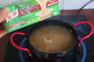 放入浓汤宝1块，煮至溶解；