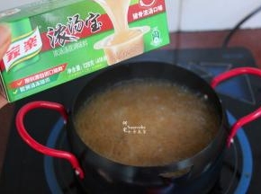 放入浓汤宝1块，煮至溶解；