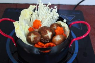 喜欢的素菜放入锅中，煮熟，即可；