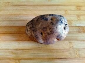 准备一个中等土豆