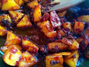 加1勺料酒、1勺生抽、1勺老抽和少许白糖，炒至白糖融化即可