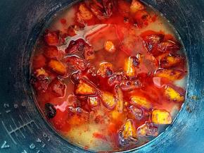 大米淘洗两次加适量清水入电饭煲
将炒好的土豆倒入电饭煲中
按煮饭键，保温10分钟开锅调入香油拌匀即可