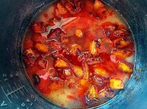 大米淘洗两次加适量清水入电饭煲
将炒好的土豆倒入电饭煲中
按煮饭键，保温10分钟开锅调入香油拌匀即可