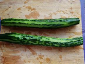 黄瓜两条洗净，用刨刀刨去部分瓜皮；