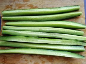 然后对半剖开，再对半切开，并削去多余的瓜瓤；