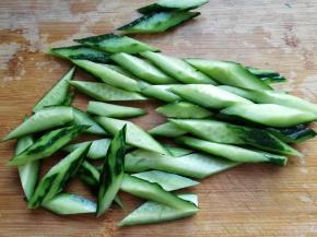 切成均匀的斜段；