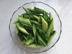 装入大碗中，加少许盐腌渍10分钟左右；