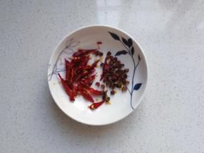 准备干红辣椒，花椒备用；
