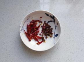 准备干红辣椒，花椒备用；