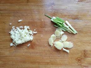 葱切段，姜切片，蒜切末备用；
