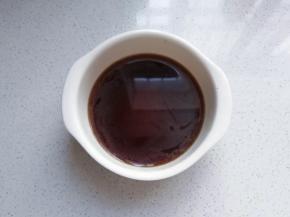 取适量生抽，香醋，白糖，盐，鸡精放入碗中，加少许清水调成味汁；