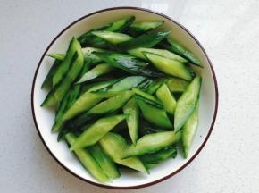 腌渍好的黄瓜过清水冲洗一次，然后用手挤掉多余水份，装入干净盘中；