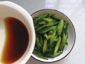 先倒入味汁翻拌均匀，再将蒜末，花椒，干红辣椒段放在黄瓜上，再淋上适量香油；