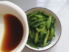 先倒入味汁翻拌均匀，再将蒜末，花椒，干红辣椒段放在黄瓜上，再淋上适量香油；
