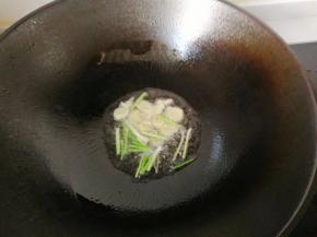 然后锅中入适量油，放入葱段和姜片煸香；