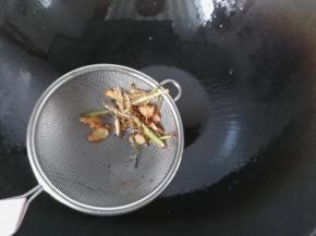 煸至姜片和葱段焦黄后捞出丢弃，再趁热把热油淋在黄瓜上即成。