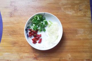 先做准备工作：准备蒜末，干红辣椒段和葱花备用；