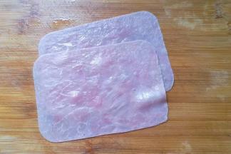 火腿片两张切细丝；