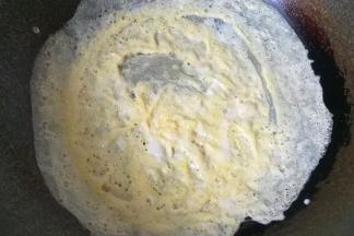 鸡蛋一个打散，倒入锅中煎成鸡蛋薄饼；