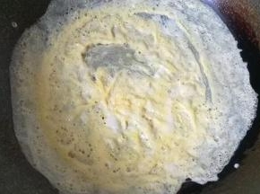 鸡蛋一个打散，倒入锅中煎成鸡蛋薄饼；