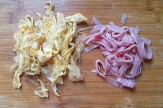 然后把鸡蛋皮也切成细丝；