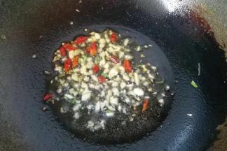 锅中入适量油，下入蒜末和辣椒煸出香味；