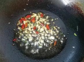 锅中入适量油，下入蒜末和辣椒煸出香味；