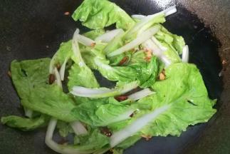 接着下青菜煸炒几下；