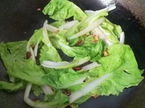 接着下青菜煸炒几下；
