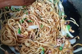 再调入适量生抽，老抽和一小勺蚝油继续炒均匀；