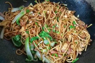 最后调入适量胡椒，鸡精炒均匀；起锅前点少许陈醋和葱花炒均出锅。