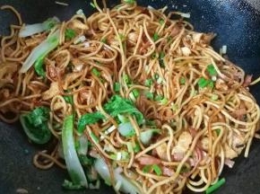 最后调入适量胡椒，鸡精炒均匀；起锅前点少许陈醋和葱花炒均出锅。