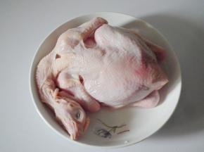 土鸡洗净，用镊子把鸡身上的剩余的毛拔净。