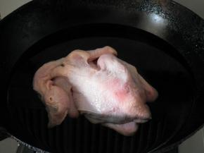 锅中注入水，放入鸡，将水烧开，煮2分钟捞出沥干水分。